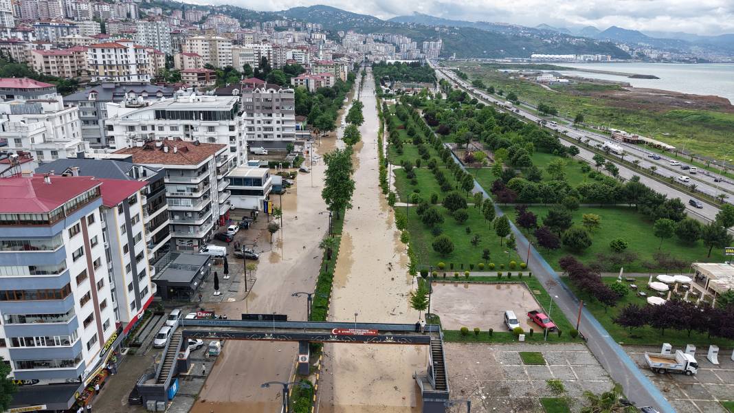 Sel suları Trabzon’u vurdu! Toklu deresi taştı, eski devlet sahil yolu Venedik’e döndü 1